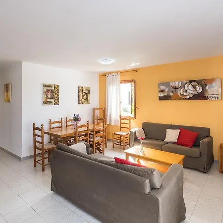 Villa Llevant 77 *
